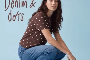 Denim ontmoet dots – jouw nieuwe favoriete outfit ✨  