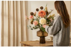 Kerstboom eruit, zijden boeket erin