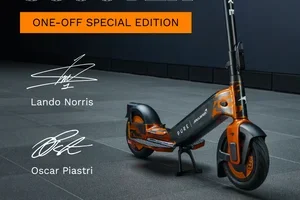 Eén scooter. Gesigneerd door Lando & Oscar. Kan van jou zijn.