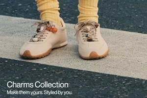 Les icônes reviennent : Charms & Sneakers