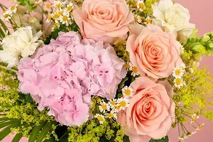 Zonnecrème. Zonnebril. Bloemen. ☀️🌸