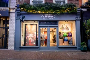 London calling: loop binnen bij Eastpak Carnaby Street