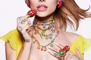 Ariana Grande straalt voor Swarovski Summertime