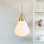 Ballon hanglamp Small Opal/Messing - DybergLarsen Dyberg Larsen - Woonkamer - Designer - Glas - Met lampenkap